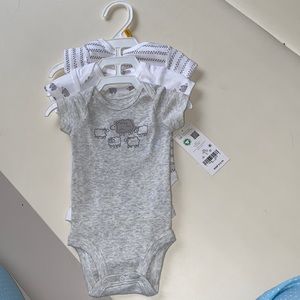 Carter’s onesies set